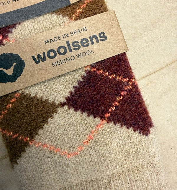 Strumpor i merinoull från Woolsens i klassiskt argyle-mönster.

Färg: Sand, brun, burgundy, korall.

Material: 70% merinoull, 27% polyamid,3% elastan.

Skötselråd: Ulltvätt

Tillverkade i: Spanien