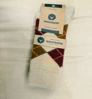 Strumpor i merinoull från Woolsens i klassiskt argyle-mönster.

Färg: Sand, brun, burgundy, korall.

Material: 70% merinoull, 27% polyamid,3% elastan.

Skötselråd: Ulltvätt

Tillverkade i: Spanien