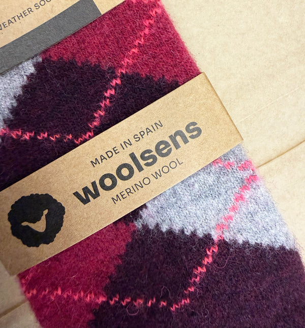 Strumpor i merinoull från Woolsens i klassiskt argyle-mönster.

Färg: Burgundy, hallonröd, grått

Material: 70% merinoull, 27% polyamid,3% elastan.

Skötselråd: Ulltvätt

Tillverkade i: Spanien