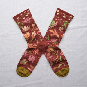 Strumpor från franska Bonne Maison. De är tillverkade av finaste egyptiska bomull och en dubbeltrådig elastan.&nbsp;

Färg: Växter och fåglar i grönt, rosa, aprikos på portvinsröd botten och grönbrun tå.&nbsp;

Material: 90% bomull, 8% polyamid, 2% elastan

Skötselråd: 30/40 grader

Tillverkad i: Portugal