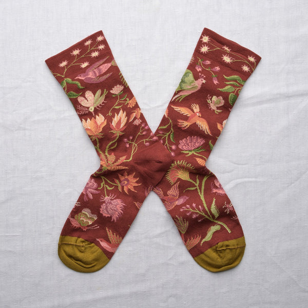 Strumpor från franska Bonne Maison. De är tillverkade av finaste egyptiska bomull och en dubbeltrådig elastan.&nbsp;

Färg: Växter och fåglar i grönt, rosa, aprikos på portvinsröd botten och grönbrun tå.&nbsp;

Material: 90% bomull, 8% polyamid, 2% elastan

Skötselråd: 30/40 grader

Tillverkad i: Portugal