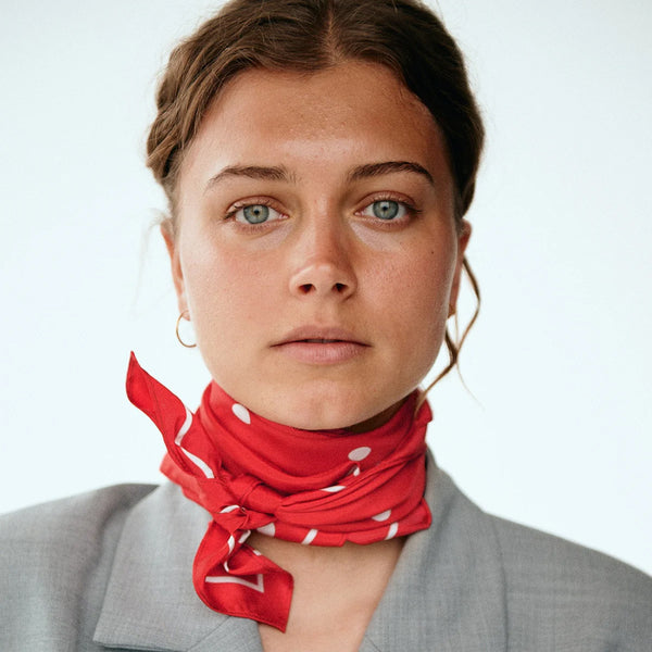 Silkescarf Paloma röd med vita prickar