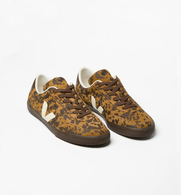 Sneakers Paneka från Veja! Designen är en blandning av fotbollsarv och urban kultur.

Färg: Kamelbrun med mörkbruna fläckar och gräddvita detaljer.

Ovandel: Mocka

Paneler: Mocka och ekologiskt spårat läder (O.T.)
Logotyp V: Mocka
Innersula: Amazonasgummi (11 %), E.V.A. bioproducerat (45 %, inklusive 36 % sockerrör), återvunnet E.V.A. (13 %), ekologisk bomull (5 %) och andra (26 %)
Yttersula: Amazonasgummi (50 %), mineralkiseldioxid (26 %), syntetiskt gummi (5 %) och andra (19 %)
Foder: Återvunnen polyeste