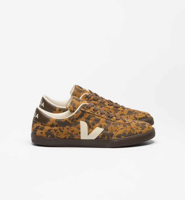Sneakers Paneka från Veja! Designen är en blandning av fotbollsarv och urban kultur.

Färg: Kamelbrun med mörkbruna fläckar och gräddvita detaljer.

Ovandel: Mocka

Paneler: Mocka och ekologiskt spårat läder (O.T.)
Logotyp V: Mocka
Innersula: Amazonasgummi (11 %), E.V.A. bioproducerat (45 %, inklusive 36 % sockerrör), återvunnet E.V.A. (13 %), ekologisk bomull (5 %) och andra (26 %)
Yttersula: Amazonasgummi (50 %), mineralkiseldioxid (26 %), syntetiskt gummi (5 %) och andra (19 %)
Foder: Återvunnen polyeste