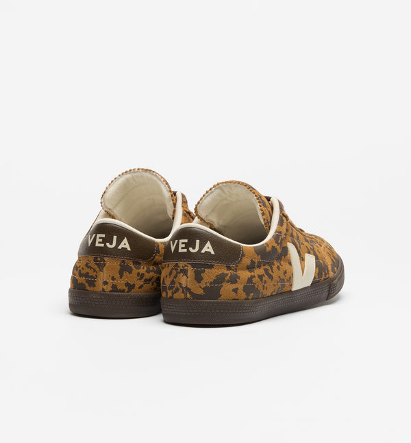 Sneakers Paneka från Veja! Designen är en blandning av fotbollsarv och urban kultur.

Färg: Kamelbrun med mörkbruna fläckar och gräddvita detaljer.

Ovandel: Mocka

Paneler: Mocka och ekologiskt spårat läder (O.T.)
Logotyp V: Mocka
Innersula: Amazonasgummi (11 %), E.V.A. bioproducerat (45 %, inklusive 36 % sockerrör), återvunnet E.V.A. (13 %), ekologisk bomull (5 %) och andra (26 %)
Yttersula: Amazonasgummi (50 %), mineralkiseldioxid (26 %), syntetiskt gummi (5 %) och andra (19 %)
Foder: Återvunnen polyeste