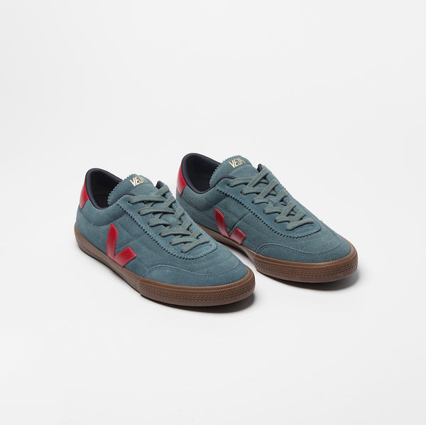 Sneakers Paneka från Veja! Designen är en blandning av fotbollsarv och urban kultur.

Färg: Gråblå med röda detaljer

Ovandel: Mocka

Paneler: Mocka och ekologiskt spårat läder (O.T.)
Logotyp V: Mocka