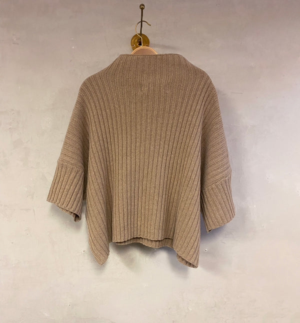 Kort och boxig tröjväst i grov ribbstickning med hög krage och korta ärmar.

Färg: Latte, varmt naturvit

Material:&nbsp;100% återvunnen ull.&nbsp;GRS-certifierad tillverkad i Italien.


Eftersom tröjan är gjord av återvunnen ull som har lite kortare fibrer kan den tendera att noppa lite vid användning. Denna kan enkelt tas bort med en ullkam eller ullkam.

Skötselråd:&nbsp;Handtvätt

Stickad&nbsp;i:&nbsp;Bulgarien

Designad i: Thy, Danmark

Plaggmått:&nbsp;Längd: 53 cm,&nbsp;½ bröstmått: 76 cm