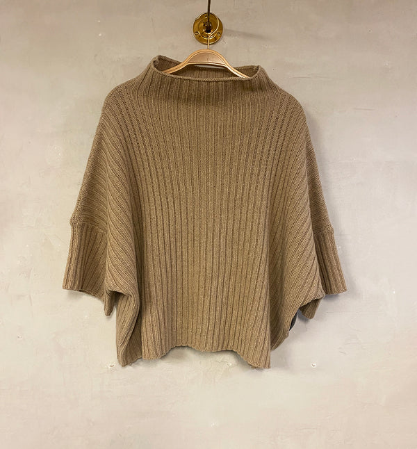 Kort och boxig tröjväst i grov ribbstickning med hög krage och korta ärmar.

Färg: Latte, varmt naturvit

Material:&nbsp;100% återvunnen ull.&nbsp;GRS-certifierad tillverkad i Italien.


Eftersom tröjan är gjord av återvunnen ull som har lite kortare fibrer kan den tendera att noppa lite vid användning. Denna kan enkelt tas bort med en ullkam eller ullkam.

Skötselråd:&nbsp;Handtvätt

Stickad&nbsp;i:&nbsp;Bulgarien

Designad i: Thy, Danmark

Plaggmått:&nbsp;Längd: 53 cm,&nbsp;½ bröstmått: 76 cm