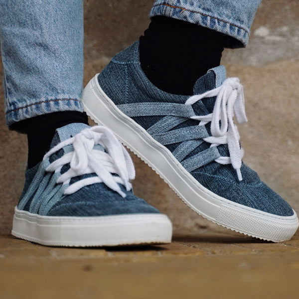 Cirkulära sneakers från Vaer är tillverkade av upcyclade jeans, arbetskläder och bordsdukar. Jeansblå