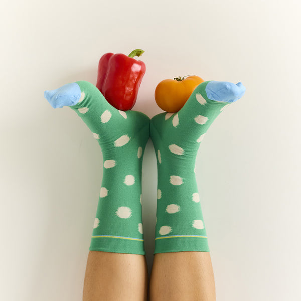 Prickiga strumpor från franska Bonne Maison. De är tillverkade av finaste egyptiska bomull och en dubbeltrådig elastan.&nbsp;

Färg: Vita prickar på Ming grön botten med ljusblå tå.

Material: 90% bomull, 8% polyamid, 2% elastan

Skötselråd: 30/40 grader

Tillverkad i: Portugal