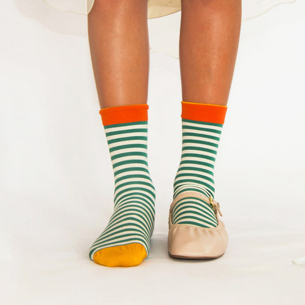 Randiga strumpor från franska Bonne Maison. De är tillverkade av finaste egyptiska bomull och en dubbeltrådig elastan.&nbsp;

Färg: Randig strumpa i vitt, ming grön med mandarinröd kant och apelsingul tå.

Material: 90% bomull, 8% polyamid, 2% elastan

Skötselråd: 30/40 grader

Tillverkad i: Frankrike