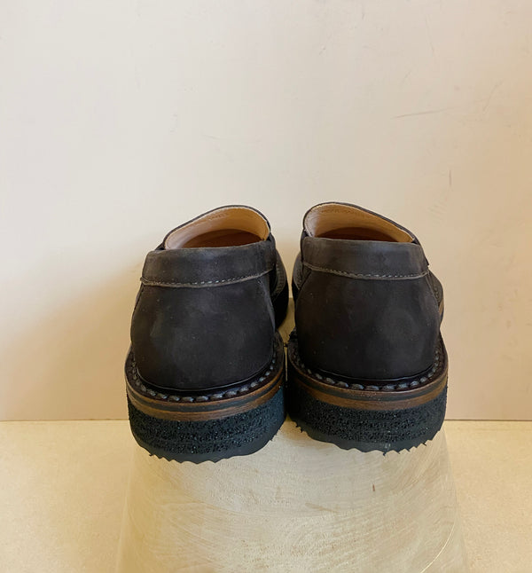 Ramyflex är en loafer från det familjedrivna italienska företaget Astorflex. Ovandel i vegetabiliskt garvat getläder, roughout vilket är ett fullnarvsläder som är vänt ut och in. Det ger mer struktur och komfort till skon.&nbsp;Sulan är en flexibel och väldigt lätt gummisula. Skon är tillverkad för hand i Italien.&nbsp;

Färg: Mörkbrun

Material:&nbsp;

Ovandel: Läder från get, roughout

Foder: Vegetabiliskt garvat kalvläder

Mellansula: Vegetabiliskt garvat hårt läder

Yttersula: 100% Superlätt gummi

Stor