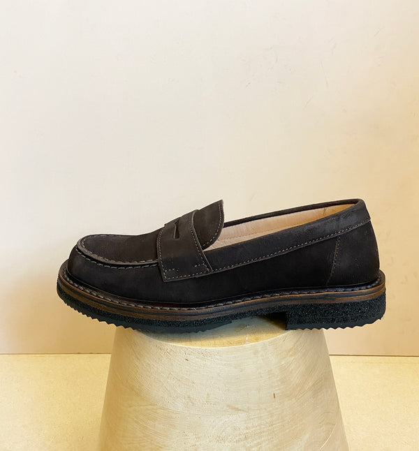 Ramyflex är en loafer från det familjedrivna italienska företaget Astorflex. Ovandel i vegetabiliskt garvat getläder, roughout vilket är ett fullnarvsläder som är vänt ut och in. Det ger mer struktur och komfort till skon.&nbsp;Sulan är en flexibel och väldigt lätt gummisula. Skon är tillverkad för hand i Italien.&nbsp;

Färg: Mörkbrun

Material:&nbsp;

Ovandel: Läder från get, roughout

Foder: Vegetabiliskt garvat kalvläder

Mellansula: Vegetabiliskt garvat hårt läder

Yttersula: 100% Superlätt gummi

Stor