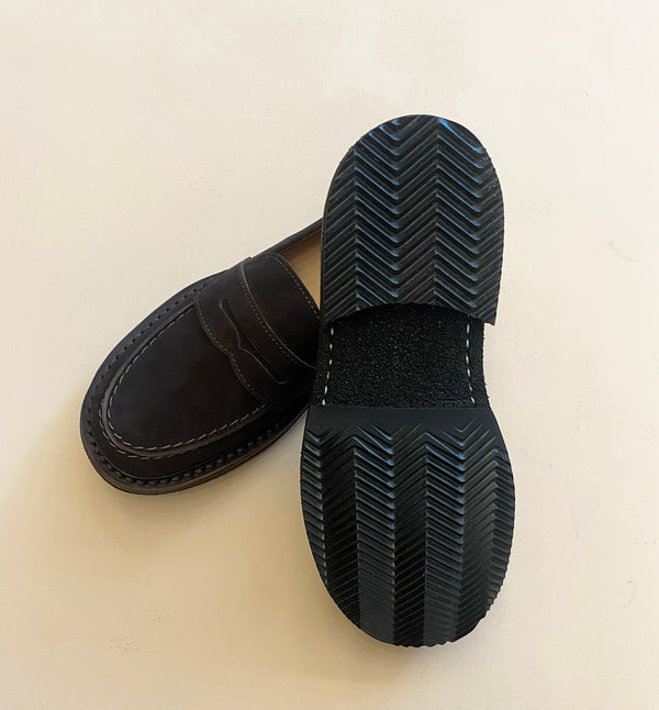 Ramyflex är en loafer från det familjedrivna italienska företaget Astorflex. Ovandel i vegetabiliskt garvat getläder, roughout vilket är ett fullnarvsläder som är vänt ut och in. Det ger mer struktur och komfort till skon.&nbsp;Sulan är en flexibel och väldigt lätt gummisula. Skon är tillverkad för hand i Italien.&nbsp;

Färg: Mörkbrun

Material:&nbsp;

Ovandel: Läder från get, roughout

Foder: Vegetabiliskt garvat kalvläder

Mellansula: Vegetabiliskt garvat hårt läder

Yttersula: 100% Superlätt gummi

Stor