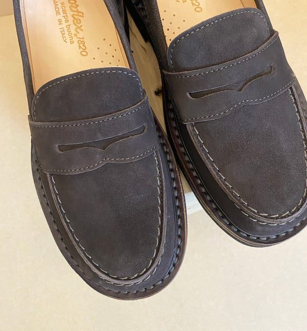 Ramyflex är en loafer från det familjedrivna italienska företaget Astorflex. Ovandel i vegetabiliskt garvat getläder, roughout vilket är ett fullnarvsläder som är vänt ut och in. Det ger mer struktur och komfort till skon.&nbsp;Sulan är en flexibel och väldigt lätt gummisula. Skon är tillverkad för hand i Italien.&nbsp;

Färg: Mörkbrun

Material:&nbsp;

Ovandel: Läder från get, roughout

Foder: Vegetabiliskt garvat kalvläder

Mellansula: Vegetabiliskt garvat hårt läder

Yttersula: 100% Superlätt gummi

Stor