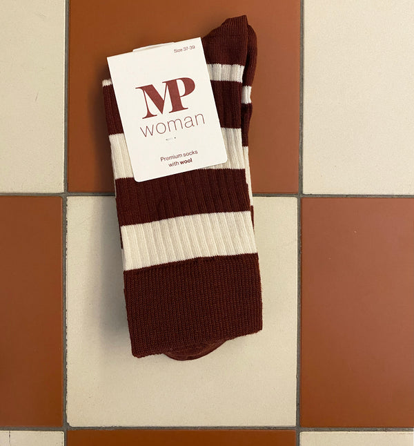 Mjuka ullstrumpor med ribbstruktur från MPwoman. Strumporna har breda horisontella ränder och en bred ribb upptill. Merinoull, en naturlig ullprodukt från merinofår, är känd för sina temperaturreglerande egenskaper som håller fötterna varma även i vått väder och förhindrar svettlukt. För att säkerställa bästa möjliga passform har strumporna en anatomiskt korrekt häl med 90° vinkel och en förstärkt häl och tå för ökad hållbarhet.

Färg: Vinröd, naturvit

Material: 80% ull, 17% polyamid, 3% elastan.