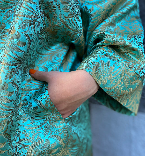 I samarbete med REMAKE Skåne stadsmission har vi tagit fram denna lyxiga kimono. Kimonon är sydd i Remakes studio i Malmö av upcyklat material. Yttertyg i ett vackert mönster i mintgrönt och beiget.&nbsp;Kimonon är fodrad och har fickor i sidorna. One size.