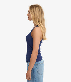 Ribbstickat linne från Colorful standard i ekologisk bomull. Figurnära, lite tight modell. Förtvättad.

Färg: Marinblå

Material: 95 % ekologisk bomull, 5 % elastan. Vikt jersey 190g

Certifierad med:&nbsp; Miljövänlig färg - Oeko-Tex®, PETA Approved Vegan

Tillverkad i: Portugal