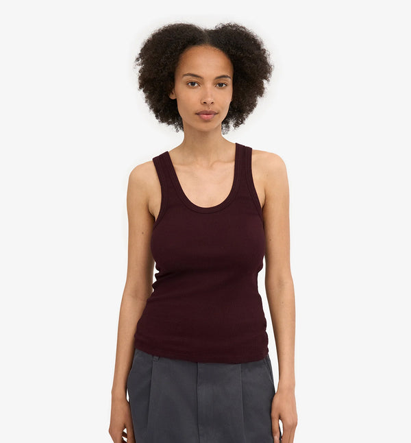 Ribbstickat linne från Colorful standard i ekologisk bomull. Figurnära, lite tight modell. Förtvättad.

Färg: Oxblood

Material: 95 % ekologisk bomull, 5 % elastan. Vikt jersey 190g

Certifierad med:&nbsp; Miljövänlig färg - Oeko-Tex®, PETA Approved Vegan

Tillverkad i: Portugal