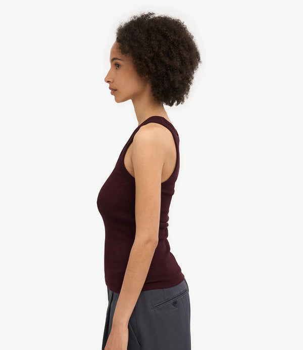 Ribbstickat linne från Colorful standard i ekologisk bomull. Figurnära, lite tight modell. Förtvättad.

Färg: Oxblood

Material: 95 % ekologisk bomull, 5 % elastan. Vikt jersey 190g

Certifierad med:&nbsp; Miljövänlig färg - Oeko-Tex®, PETA Approved Vegan

Tillverkad i: Portugal