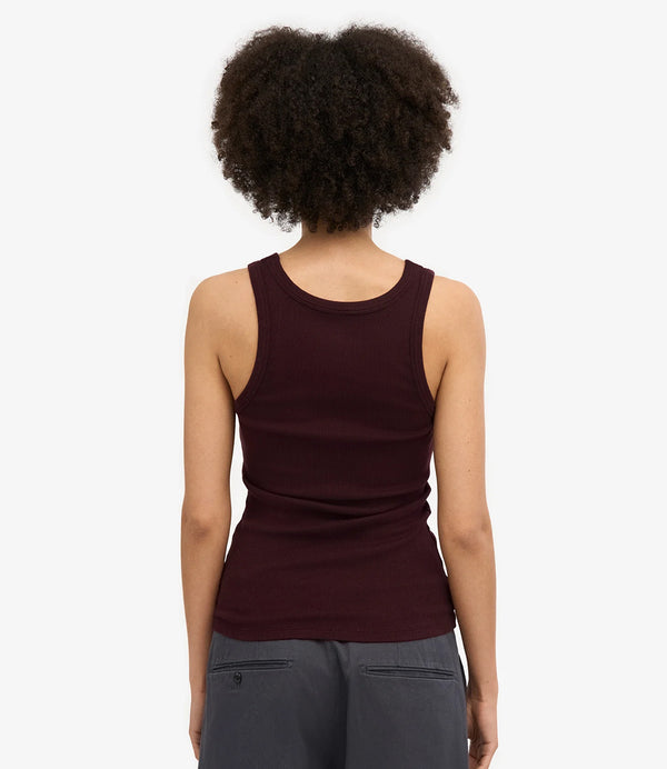 Ribbstickat linne från Colorful standard i ekologisk bomull. Figurnära, lite tight modell. Förtvättad.

Färg: Oxblood

Material: 95 % ekologisk bomull, 5 % elastan. Vikt jersey 190g

Certifierad med:&nbsp; Miljövänlig färg - Oeko-Tex®, PETA Approved Vegan

Tillverkad i: Portugal