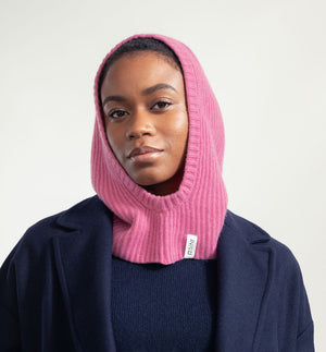 Balaclava från Rifò i återvunnen kashmir. Ribbstickad i härligt mjuk kashmir från Italien.&nbsp;

Färg:&nbsp; Pink Confetto/ godisrosa

Material:&nbsp;95% återvunnen kashmir, 5% återvunnen ull.&nbsp;