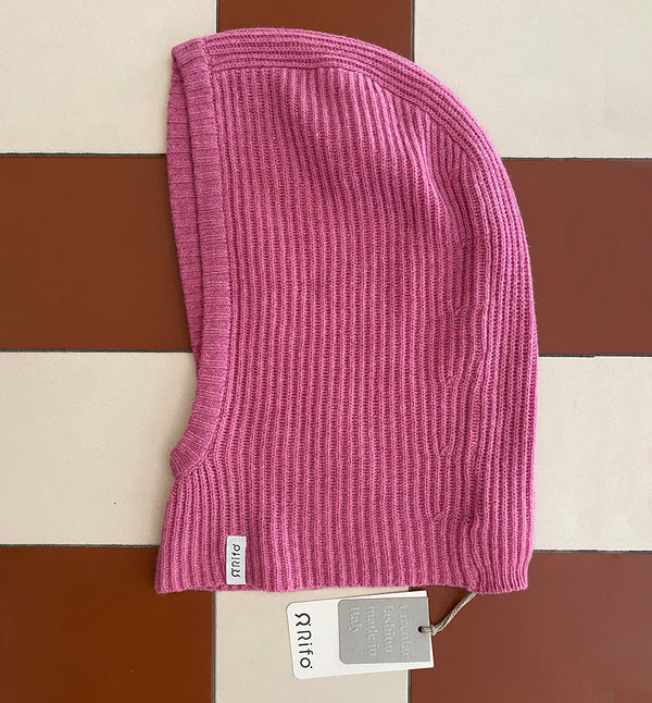 Balaclava från Rifò i återvunnen kashmir. Ribbstickad i härligt mjuk kashmir från Italien.&nbsp;

Färg:&nbsp; Pink Confetto/ godisrosa

Material:&nbsp;95% återvunnen kashmir, 5% återvunnen ull.&nbsp;