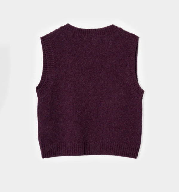 Väst Melania i återvunnen ull från Rifò, Italien. V-ringad, slätstickad med ribbade kanter.


Färg: Plommonröd

Material:&nbsp;100% återvunnen ull. Garnet återvinns av den lokala "Cenciaiolis" från Prato och det är GRS (Global Recycled Standard) certifierat.

Skötselråd:&nbsp;Handtvätt, plantorka

Tillverkad:&nbsp;Etiskt tillverkad i Toscana, Italien.