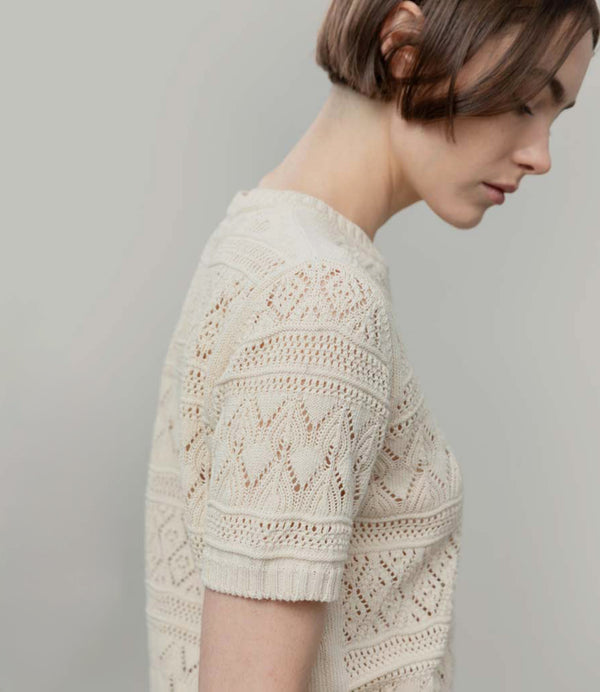 Topp Neda från italienska Rifò. Spetsstickad i en blandning av återvunnen och ekologisk bomull.&nbsp;

Färg: Gräddvit

Material: 50% återvunnen bomull,&nbsp;50% ekologisk bomull.

Skötselråd:&nbsp;Handtvätt, plantorka

Tillverkad:&nbsp;Etiskt tillverkad i Toscana, Italien.