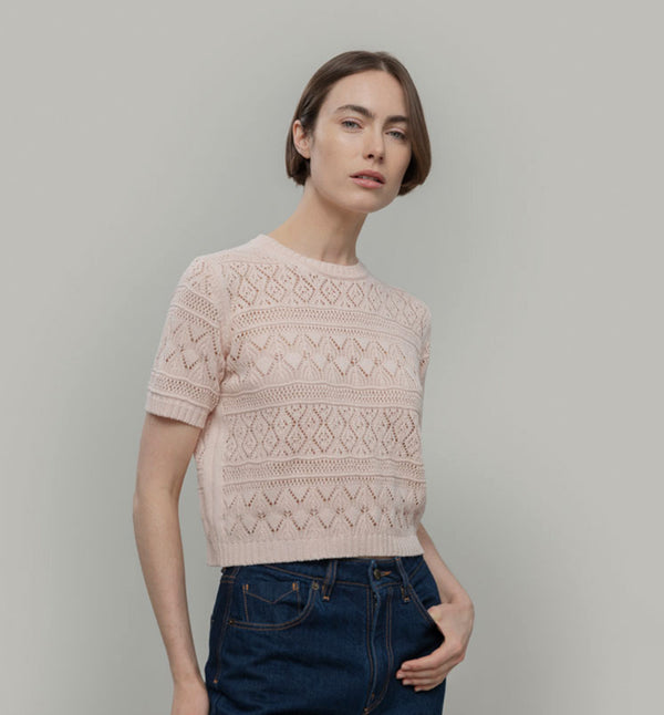 Topp Neda från italienska Rifò. Spetsstickad i en blandning av återvunnen och ekologisk bomull.&nbsp;

Färg: Rosa

Material: 50% återvunnen bomull,&nbsp;50% ekologisk bomull.

Skötselråd:&nbsp;Handtvätt, plantorka

Tillverkad:&nbsp;Etiskt tillverkad i Toscana, Italien.