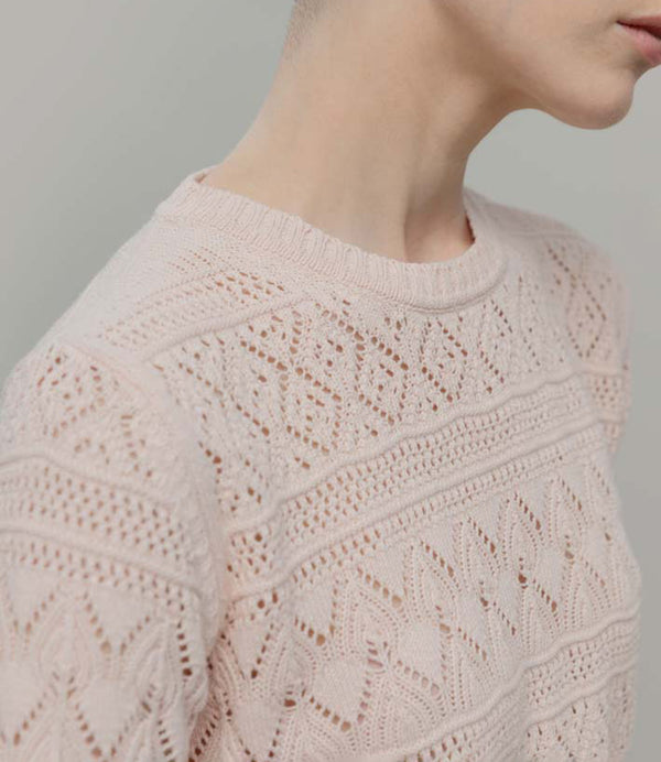 Topp Neda från italienska Rifò. Spetsstickad i en blandning av återvunnen och ekologisk bomull.&nbsp;

Färg: Rosa

Material: 50% återvunnen bomull,&nbsp;50% ekologisk bomull.

Skötselråd:&nbsp;Handtvätt, plantorka

Tillverkad:&nbsp;Etiskt tillverkad i Toscana, Italien.