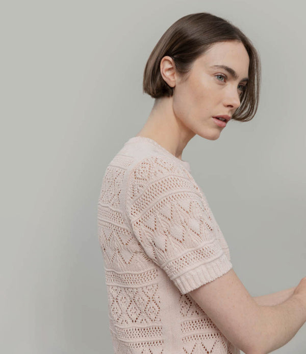 Topp Neda från italienska Rifò. Spetsstickad i en blandning av återvunnen och ekologisk bomull.&nbsp;

Färg: Rosa

Material: 50% återvunnen bomull,&nbsp;50% ekologisk bomull.

Skötselråd:&nbsp;Handtvätt, plantorka

Tillverkad:&nbsp;Etiskt tillverkad i Toscana, Italien.