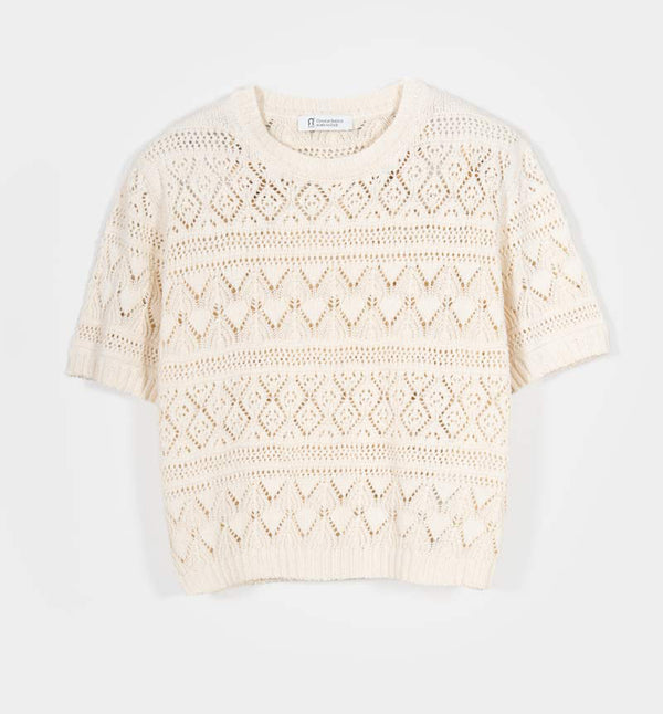 Topp Neda från italienska Rifò. Spetsstickad i en blandning av återvunnen och ekologisk bomull.&nbsp;

Färg: Gräddvit

Material: 50% återvunnen bomull,&nbsp;50% ekologisk bomull.

Skötselråd:&nbsp;Handtvätt, plantorka

Tillverkad:&nbsp;Etiskt tillverkad i Toscana, Italien.