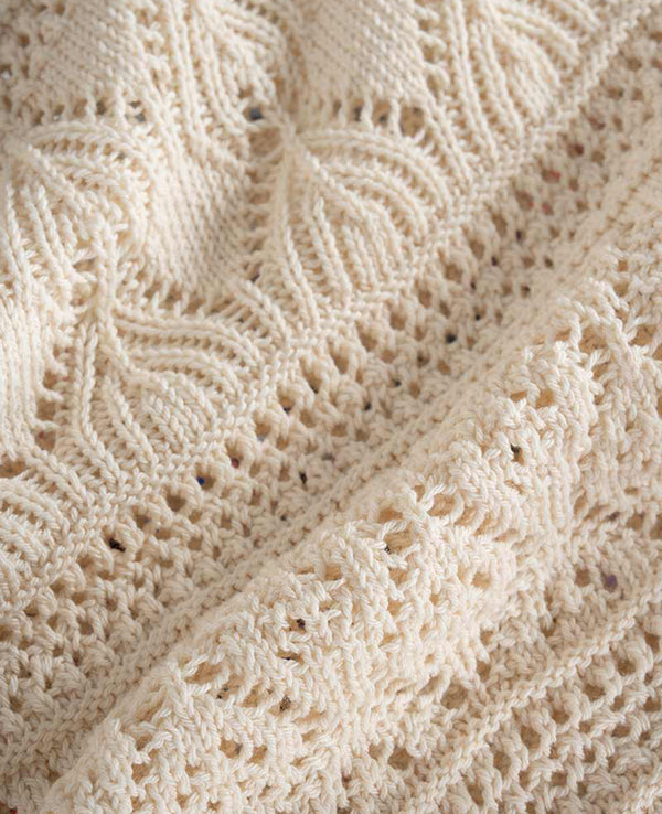 Topp Neda från italienska Rifò. Spetsstickad i en blandning av återvunnen och ekologisk bomull.&nbsp;

Färg: Gräddvit

Material: 50% återvunnen bomull,&nbsp;50% ekologisk bomull.

Skötselråd:&nbsp;Handtvätt, plantorka

Tillverkad:&nbsp;Etiskt tillverkad i Toscana, Italien.