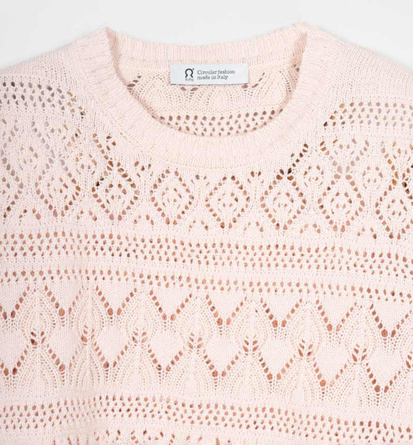 Topp Neda från italienska Rifò. Spetsstickad i en blandning av återvunnen och ekologisk bomull.&nbsp;

Färg: Rosa

Material: 50% återvunnen bomull,&nbsp;50% ekologisk bomull.

Skötselråd:&nbsp;Handtvätt, plantorka

Tillverkad:&nbsp;Etiskt tillverkad i Toscana, Italien.