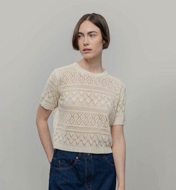 Topp Neda från italienska Rifò. Spetsstickad i en blandning av återvunnen och ekologisk bomull.&nbsp;

Färg: Gräddvit

Material: 50% återvunnen bomull,&nbsp;50% ekologisk bomull.

Skötselråd:&nbsp;Handtvätt, plantorka

Tillverkad:&nbsp;Etiskt tillverkad i Toscana, Italien.