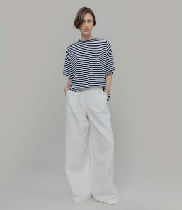 Top Sienna i mjuk viskosjersey från italienska Rifò. Oversized med nerhasad axel.&nbsp;

Färg: Vit / blå

Material: 18% återvunnen viskos, 78% ekologisk viskos (Lenzing TM), 4% elastan


Skötselråd: 30 grader fintvätt

Tillverkad:&nbsp;Etiskt tillverkad i Toscana, Italien.