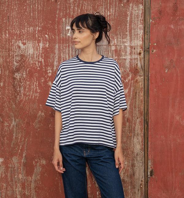 Top Sienna i mjuk viskosjersey från italienska Rifò. Oversized med nerhasad axel.&nbsp;

Färg: Vit / blå

Material: 18% återvunnen viskos, 78% ekologisk viskos (Lenzing TM), 4% elastan


Skötselråd: 30 grader fintvätt

Tillverkad:&nbsp;Etiskt tillverkad i Toscana, Italien.