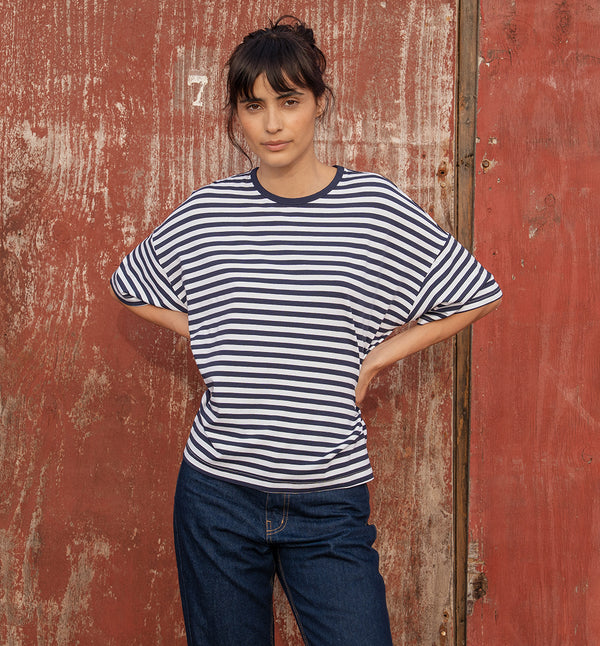 Top Sienna i mjuk viskosjersey från italienska Rifò. Oversized med nerhasad axel.&nbsp;

Färg: Vit / blå

Material: 18% återvunnen viskos, 78% ekologisk viskos (Lenzing TM), 4% elastan


Skötselråd: 30 grader fintvätt

Tillverkad:&nbsp;Etiskt tillverkad i Toscana, Italien.