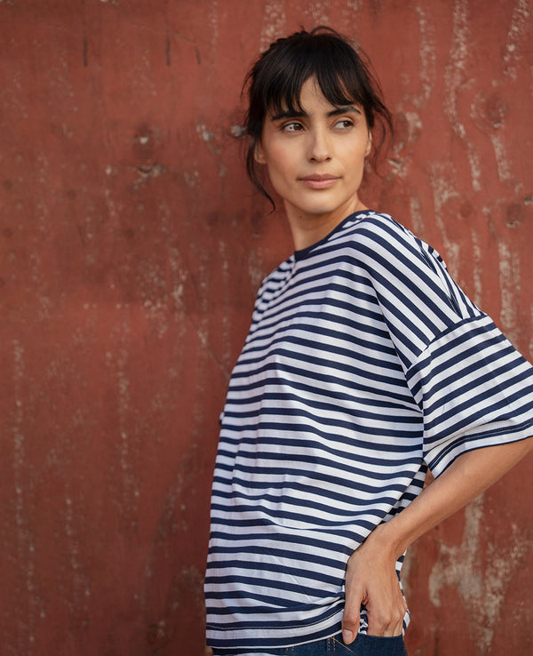 Top Sienna i mjuk viskosjersey från italienska Rifò. Oversized med nerhasad axel.&nbsp;

Färg: Vit / blå

Material: 18% återvunnen viskos, 78% ekologisk viskos (Lenzing TM), 4% elastan


Skötselråd: 30 grader fintvätt

Tillverkad:&nbsp;Etiskt tillverkad i Toscana, Italien.