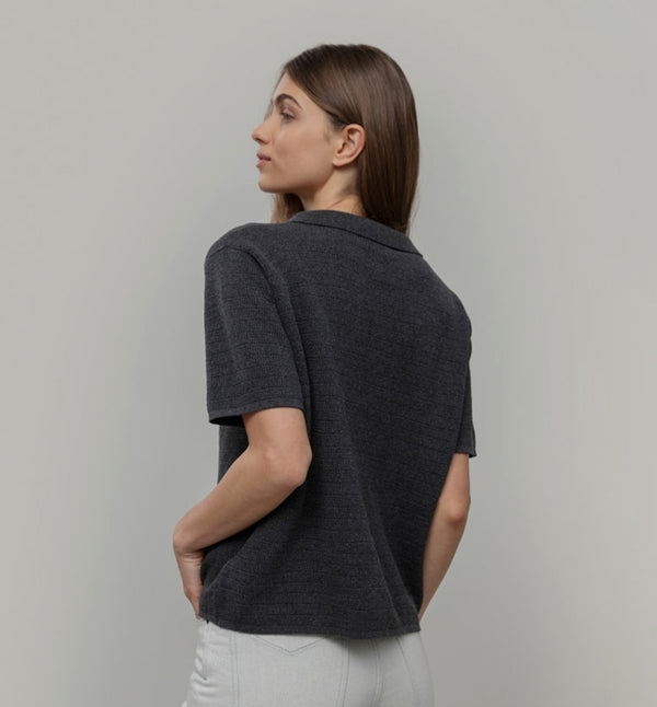 Kortärmad skjorta från italienska Rifò. Stickad i en blandning av återvunnen och ekologisk bomull.&nbsp;

Färg: Antracitgrå

Material: 50% återvunnen bomull,&nbsp;50% ekologisk bomull.

Skötselråd:&nbsp;Handtvätt, plantorka

Tillverkad:&nbsp;Etiskt tillverkad i Toscana, Italien.