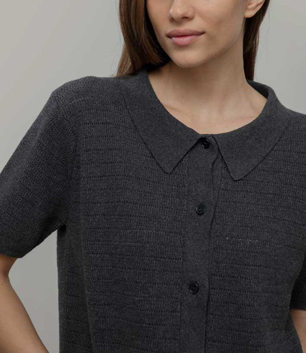 Kortärmad skjorta från italienska Rifò. Stickad i en blandning av återvunnen och ekologisk bomull.&nbsp;

Färg: Antracitgrå

Material: 50% återvunnen bomull,&nbsp;50% ekologisk bomull.

Skötselråd:&nbsp;Handtvätt, plantorka

Tillverkad:&nbsp;Etiskt tillverkad i Toscana, Italien.