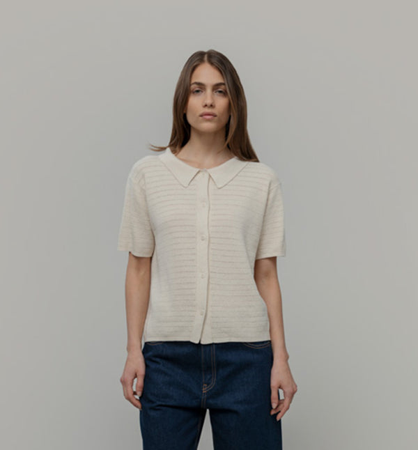 Kortärmad skjorta från italienska Rifò. Stickad i en blandning av återvunnen och ekologisk bomull.&nbsp;

Färg: Gräddvit

Material: 50% återvunnen bomull,&nbsp;50% ekologisk bomull.

Skötselråd:&nbsp;Handtvätt, plantorka

Tillverkad:&nbsp;Etiskt tillverkad i Toscana, Italien