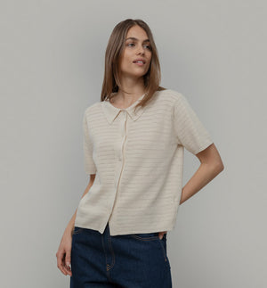 Kortärmad skjorta från italienska Rifò. Stickad i en blandning av återvunnen och ekologisk bomull.&nbsp;

Färg: Gräddvit

Material: 50% återvunnen bomull,&nbsp;50% ekologisk bomull.

Skötselråd:&nbsp;Handtvätt, plantorka

Tillverkad:&nbsp;Etiskt tillverkad i Toscana, Italien