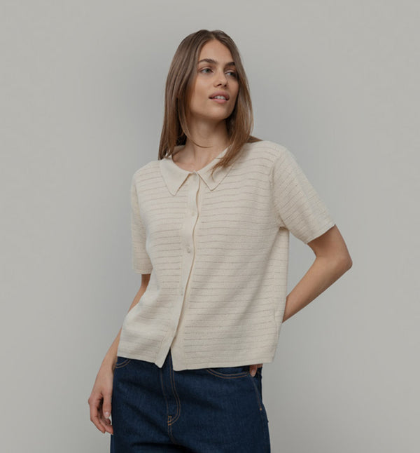 Kortärmad skjorta från italienska Rifò. Stickad i en blandning av återvunnen och ekologisk bomull.&nbsp;

Färg: Gräddvit

Material: 50% återvunnen bomull,&nbsp;50% ekologisk bomull.

Skötselråd:&nbsp;Handtvätt, plantorka

Tillverkad:&nbsp;Etiskt tillverkad i Toscana, Italien