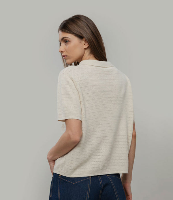 Kortärmad skjorta från italienska Rifò. Stickad i en blandning av återvunnen och ekologisk bomull.&nbsp;

Färg: Gräddvit

Material: 50% återvunnen bomull,&nbsp;50% ekologisk bomull.

Skötselråd:&nbsp;Handtvätt, plantorka

Tillverkad:&nbsp;Etiskt tillverkad i Toscana, Italien