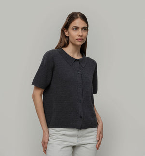 Kortärmad skjorta från italienska Rifò. Stickad i en blandning av återvunnen och ekologisk bomull.&nbsp;

Färg: Antracitgrå

Material: 50% återvunnen bomull,&nbsp;50% ekologisk bomull.

Skötselråd:&nbsp;Handtvätt, plantorka

Tillverkad:&nbsp;Etiskt tillverkad i Toscana, Italien.