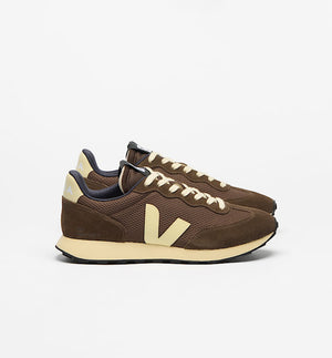 Sneakers Rio Branco Alveomesh Eagle Sun från Veja. Franska Veja producerar sneakers som är ekologiska och fair-trade.&nbsp;Alveomesh är ett tekniskt tyg som uteslutande är tillverkat av återvunnen polyester. Det ger skon andningsförmåga, flexibilitet och lätthet.

Om du är mellan storlekar rekommenderar vi att gå upp en storlek.

Färg: Brun, gulvit

Yttermaterial:&nbsp;Ovandel: Alveomesh (100 % återvunnen polyester)

Detaljer:&nbsp;Mocka