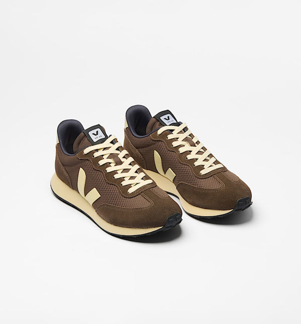 Sneakers Rio Branco Alveomesh Eagle Sun från Veja. Franska Veja producerar sneakers som är ekologiska och fair-trade.&nbsp;Alveomesh är ett tekniskt tyg som uteslutande är tillverkat av återvunnen polyester. Det ger skon andningsförmåga, flexibilitet och lätthet.

Om du är mellan storlekar rekommenderar vi att gå upp en storlek.

Färg: Brun, gulvit

Yttermaterial:&nbsp;Ovandel: Alveomesh (100 % återvunnen polyester)

Detaljer:&nbsp;Mocka
