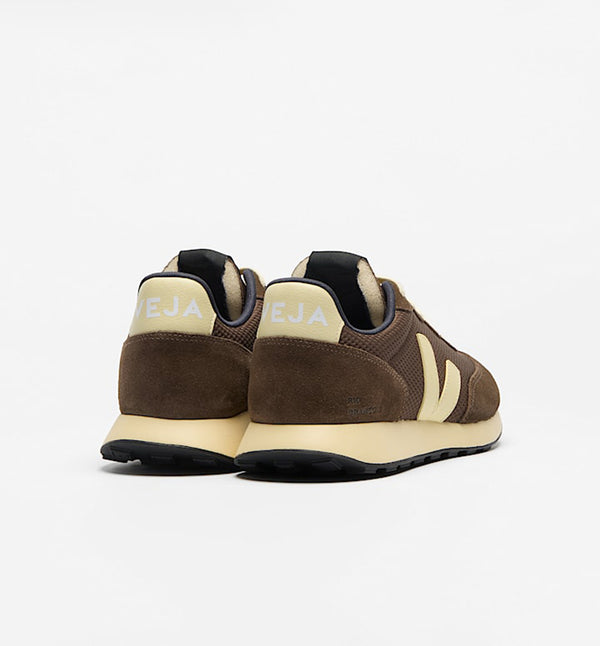 Sneakers Rio Branco Alveomesh Eagle Sun från Veja. Franska Veja producerar sneakers som är ekologiska och fair-trade.&nbsp;Alveomesh är ett tekniskt tyg som uteslutande är tillverkat av återvunnen polyester. Det ger skon andningsförmåga, flexibilitet och lätthet.

Om du är mellan storlekar rekommenderar vi att gå upp en storlek.

Färg: Brun, gulvit

Yttermaterial:&nbsp;Ovandel: Alveomesh (100 % återvunnen polyester)

Detaljer:&nbsp;Mocka
